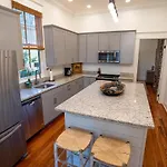 New Orleans Home Close To All The Action