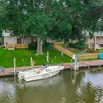 Holiday home Waterfront Gem *