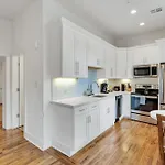 1 Bedroom In The Fq- Free Parking And Balcony!