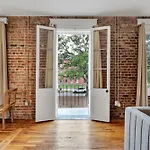1 Bedroom In The Fq- Free Parking And Balcony!