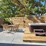 Sleeps 24-Spacious Suites Near Fq W Pool