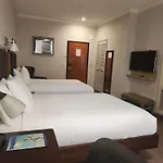 Wyndham Garden Baronne Plaza