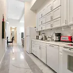 Stunning Close To French Quarter Apartment *