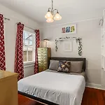 The Nelson House Unbeatable Location *