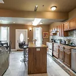 Baronne Street Spacious And Fully Furnished