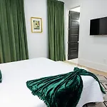 Holiday home Luxe New Construction In Quiet Neighborhood *