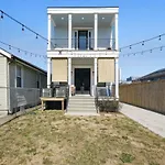 Immaculate Superdome Home Parking Yard Tvs Ensuite