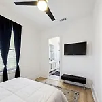 Holiday home Immaculate Superdome Parking Yard Tvs Ensuite *