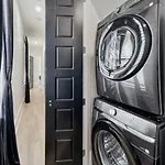 Immaculate Superdome Parking Yard Tvs Ensuite Holiday home