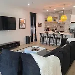 Immaculate Superdome Parking Yard Tvs Ensuite Holiday home *