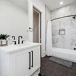 Immaculate Superdome Parking Yard Tvs Ensuite Holiday home *