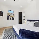 Holiday home Immaculate Superdome Parking Yard Tvs Ensuite *