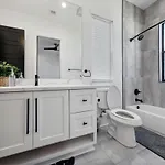 Immaculate Superdome Parking Yard Tvs Ensuite *