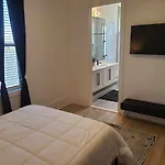 Immaculate Superdome Parking Yard Tvs Ensuite Holiday home *