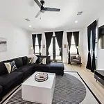 Holiday home Immaculate Superdome Parking Yard Tvs Ensuite *