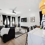 Immaculate Superdome Parking Yard Tvs Ensuite Holiday home