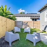 Uptown Retreat W Yard Spring Festival Escape