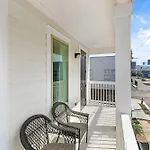 Stunning Close To French Quarter Apartment *