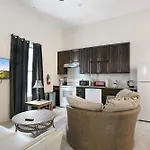 Stunning Close To French Quarter Apartment *