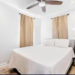 Mid Canal St 2 Bedroom Cute House Holiday home *