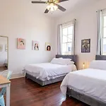 Historic 3 Bedroom 4blocks From Famous St Charles Ave Mardi Gras Parade Route, Steps To Jazz Venues And Restaurants