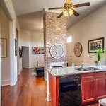 Apartment Historic 3 Bedroom 4blocks From Famous St Charles Ave Mardi Gras Parade Route, Steps To Jazz Venues And Restaurants *