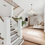 Elegant Garden District 4br Holiday home