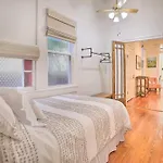 Perfect Location: Inviting Uptown Apt! *