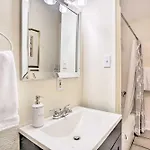 Perfect Location: Inviting Uptown Apt! Apartment