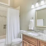 Apartment Perfect Location: Inviting Uptown Apt!