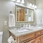 Perfect Location: Inviting Uptown Apt! Apartment *