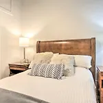 Perfect Location: Inviting Uptown Apt! *