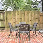 Perfect Location: Inviting Uptown Apt!