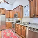 Perfect Location: Inviting Uptown Apt!