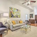 Perfect Location: Inviting Uptown Apt! Apartment