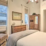 Perfect Location: Inviting Uptown Apt! Apartment
