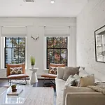 Group-Friendly Suite Near Bourbon Street