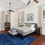 Art Filled Sanctuary In The Heart Of Mid Holiday home