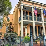 Parisian Courtyard Inn