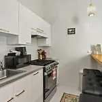 Perfectly Located 1 Bedroom I Uptown - Magazine St