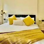 Drop Your Bags In Your 2 Bdrm, 2 Full Bath In French Quarters Prime Location