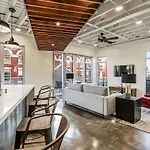 Luxury Two Bedroom Penthouse Apartment *