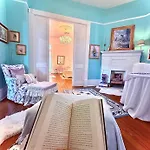 3br Gorgeous Paris Penthouse Sleeps 5 W Balcony, Fq, Streetcar!!