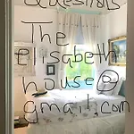 Apartment 3br Gorgeous Paris Penthouse Sleeps 5 W Balcony, Fq, Streetcar!!