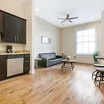 Stunning - Near Fq And Bourbon New Orleans