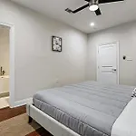 Luxury 2-Bedroom Oasis With Open Living Space & Designer Touches