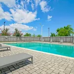 Country & By Radisson, I-10 East, La Hotel 3*