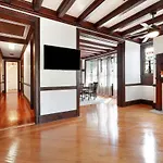 Spacious And Elegant Family In Mid-city *
