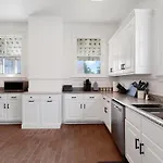 Spacious And Elegant Family In Mid-city *