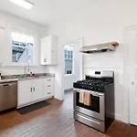 Spacious And Elegant Family In Mid-city *